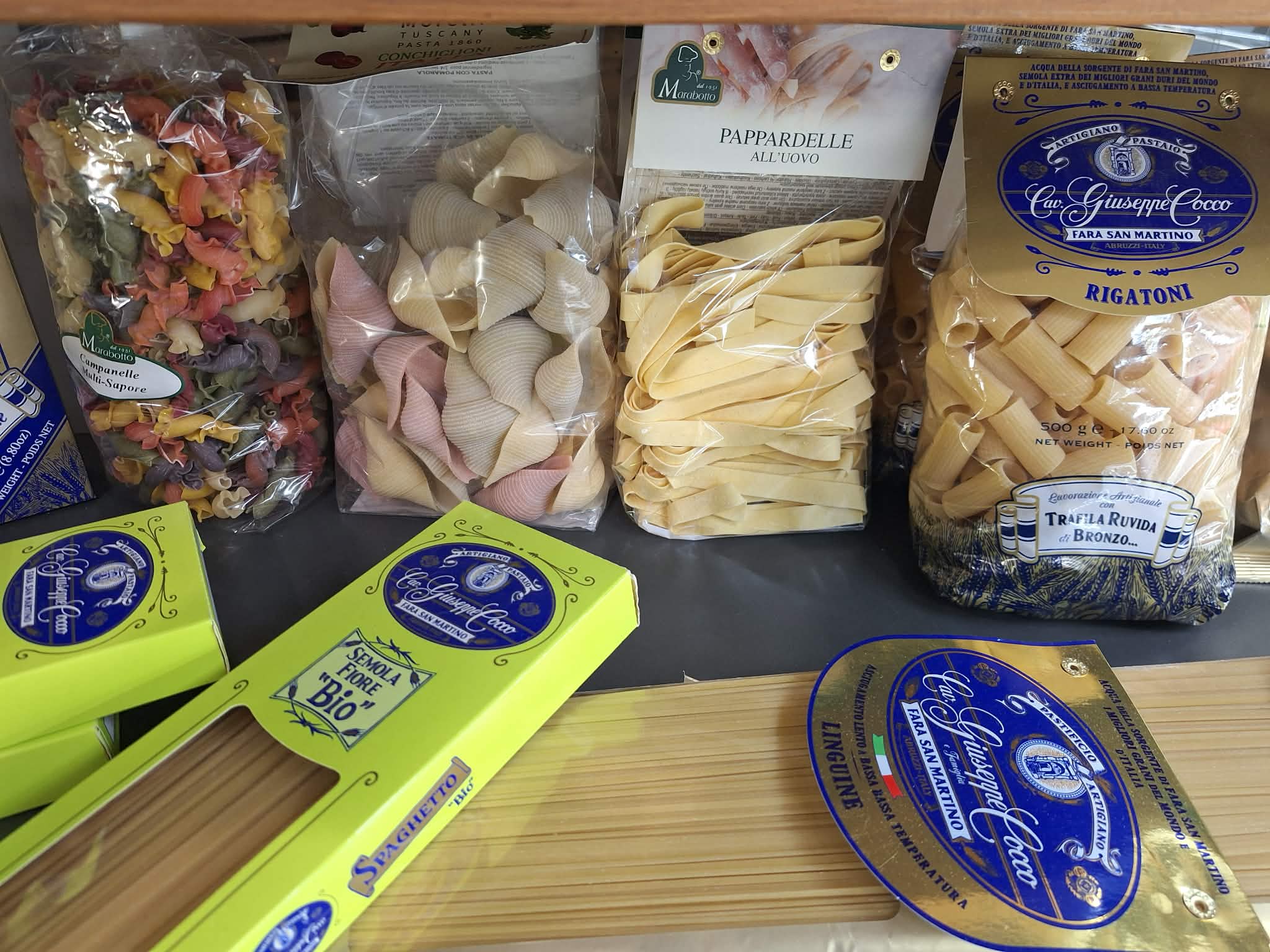Επιλογή ιταλικών ζυμαρικών rigatoni και pappardelle στο Οπώριο Delicatessen