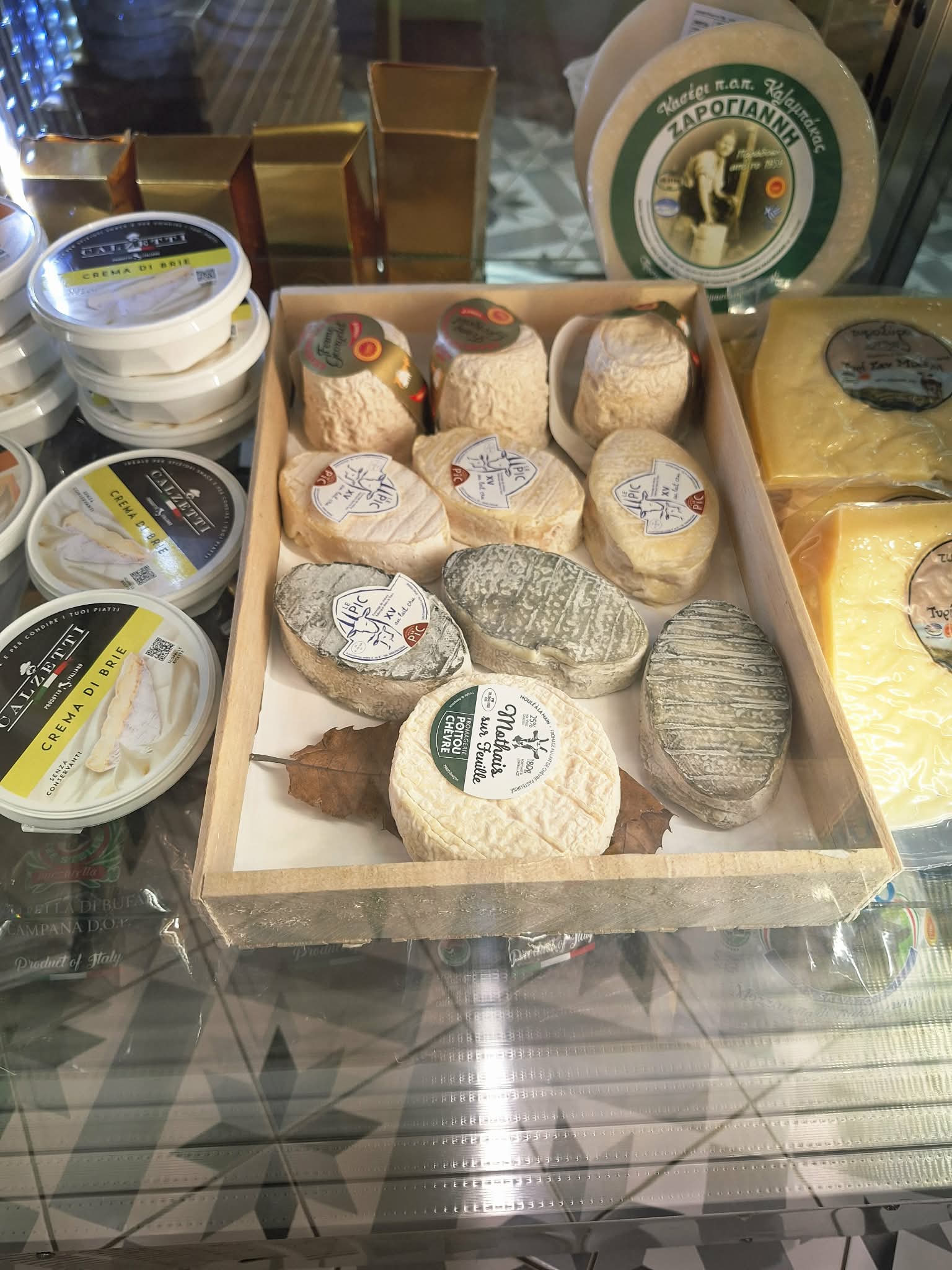 Επιλεγμένα premium τυριά στο Οπώριο Delicatessen