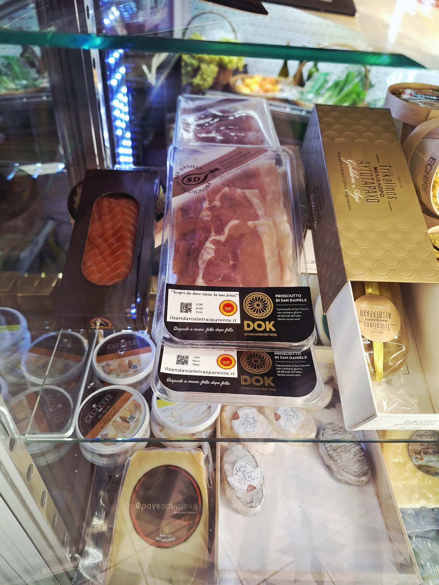 Prosciutto, σολομός, αυγοτάραχο Trikalinos και τυριά στο Οπώριο Delicatessen