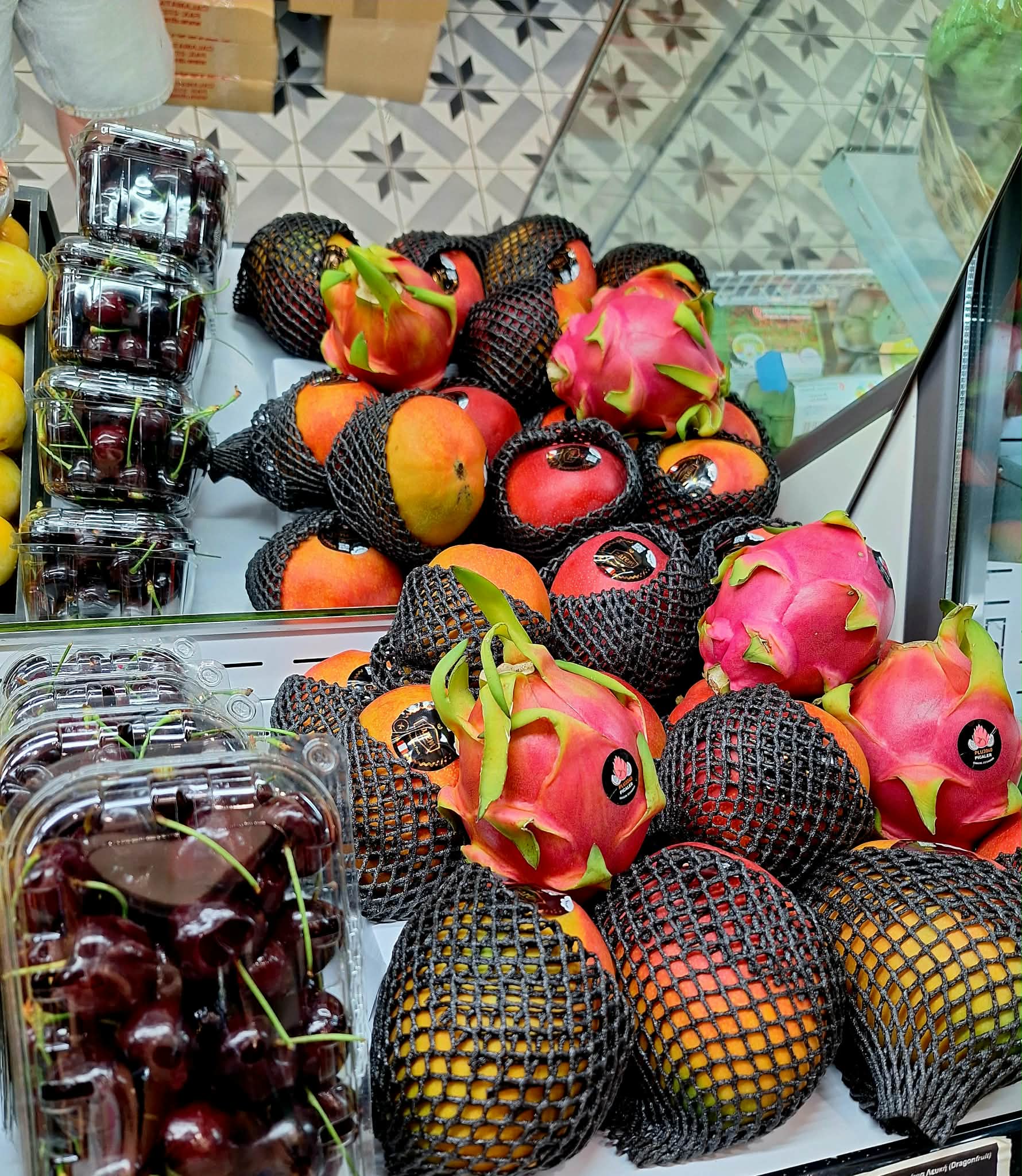 Dragon fruit, μάνγκο και εξωτικά φρούτα στο Οπώριο Κουκάκι
