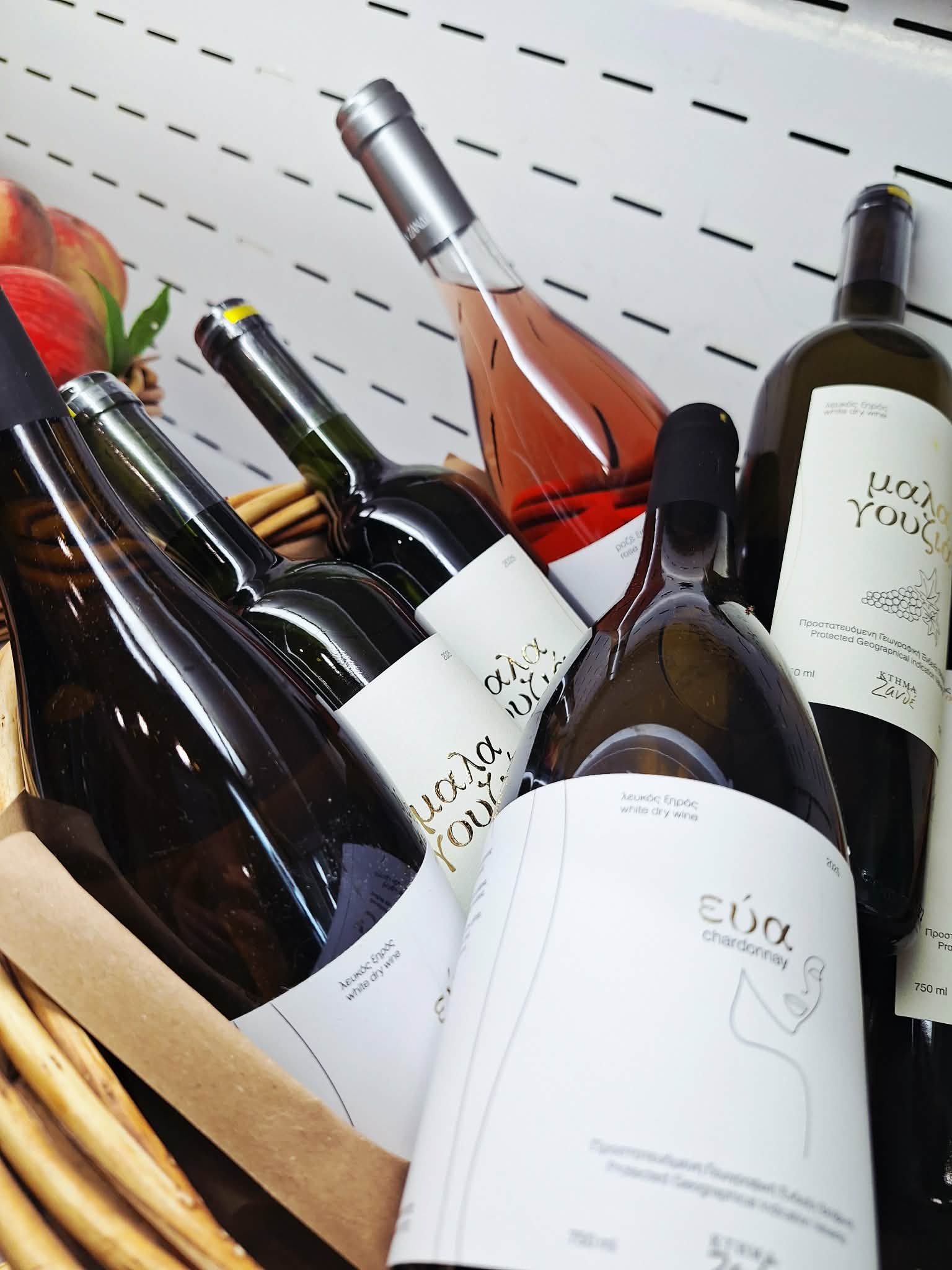 Επιλογή κρασιών με Chardonnay, Μαλαγουζιά, ροζέ και ερυθρό στο Οπώριο